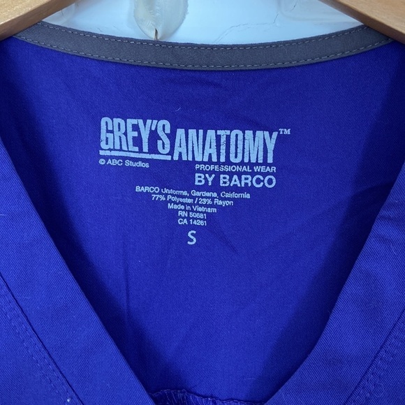 Greys Anatomy purple scrub top - Picture 2 of 4